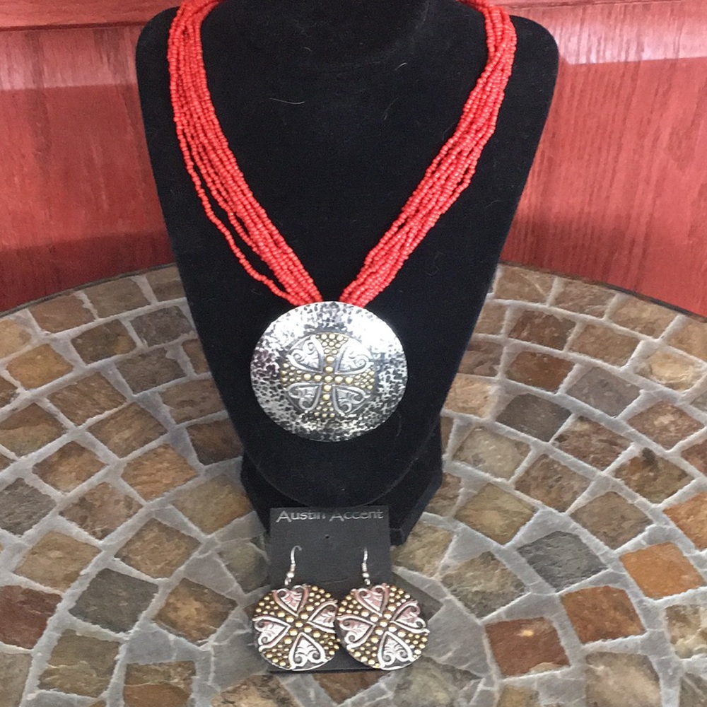 BNWT Hand Beaded 10” necklace with four heart set